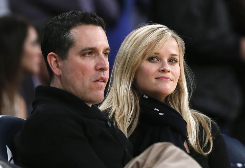 Atriz Reese Witherspoon e o marido Jim Toth assistem a jogo da NBA em março de 2013 | REUTERS/Lucy Nicholson/Files