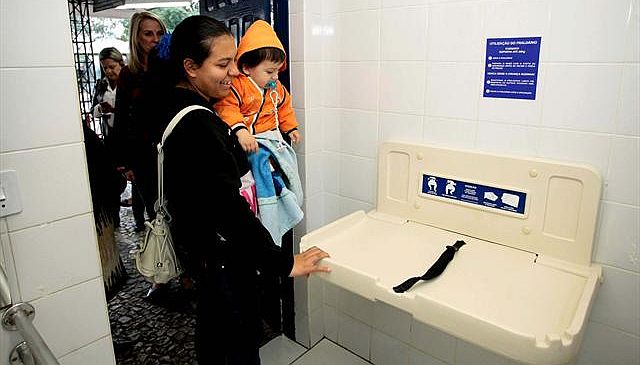 O fraldário do terminal de ônibus do Campina do Siqueira foi inaugurado nesta quarta-feira (22). Projeto pretente implantar equipamentos semelhantes em 22 terminais da capital | Jader da Rocha/SMCS