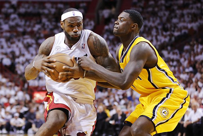 LeBron James divide a bola com Lance Stephenson: astro foi o destaque na vitória do Miami Heat contra o Indiana Pacers | Joe Skipper / Reuters