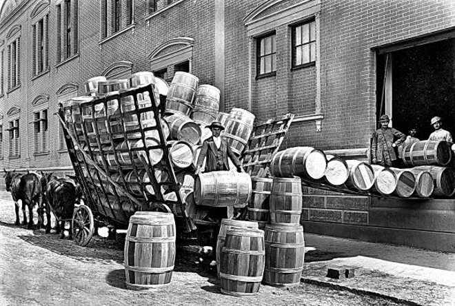 Barricas de pinho, para exportação de erva-mate, sendo descarregadas na Ervateira Americana. Foto de 1916 | 