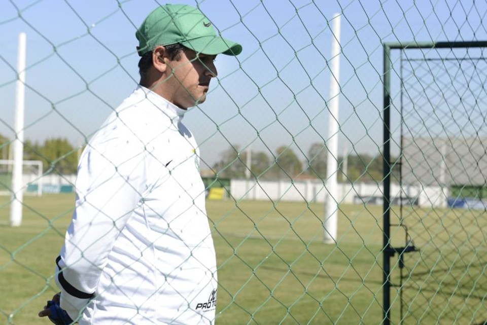 Marquinhos Santos deixará o esquema com três atacantes para usar durante a partida caso ache necessário | Henry Milléo / Gazeta do Povo
