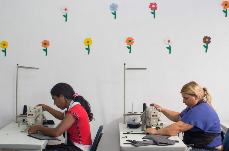 Overlock e patchwork fazem parte do vocabulário de 45 mulheres que aprendem a costurar num barracão em São José dos Pinhais | Brunno Covello/ Gazeta do Povo