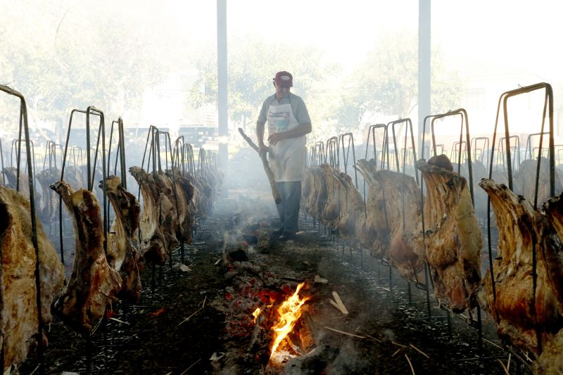 Foram assados 595 costelões | CESAR MACHADO/VALE PRESS