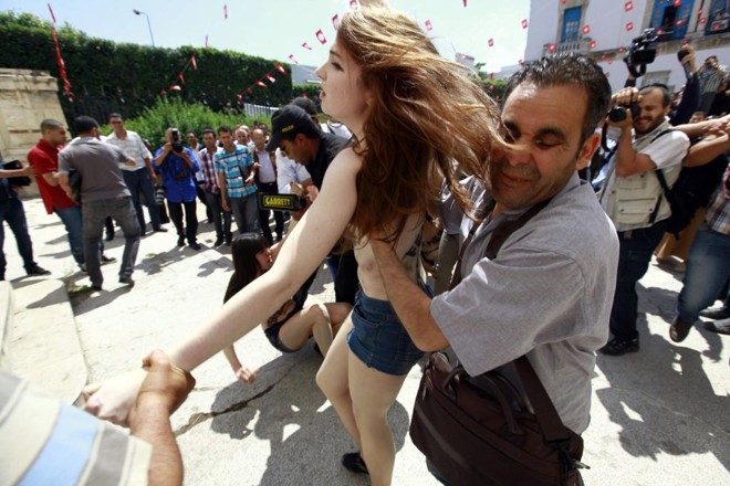 Ativistas foram presas durante protesto em que estavam seminuas | Anis Mili / Reuters