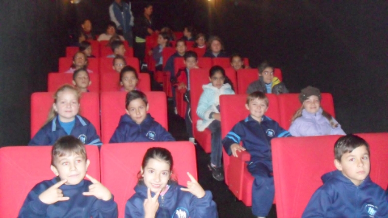 Caminhão abriga um cinema com 30 poltronas | Divulgação