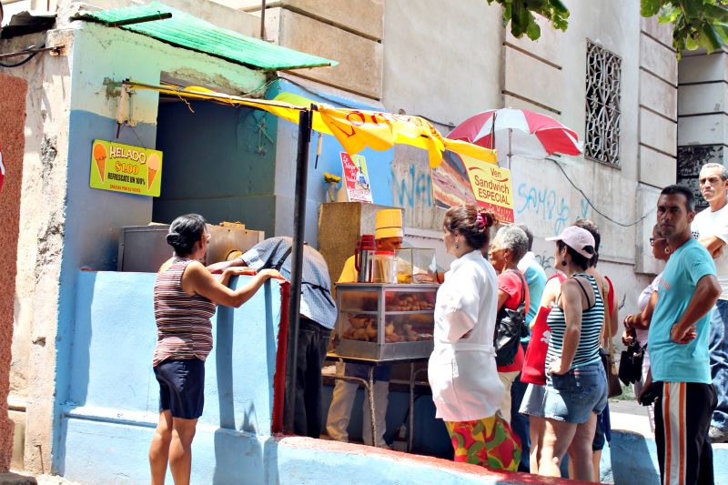 Lanchonete improvisada em Vedado, bairro de Havana onde os pequenos negócios não estatais se multiplicam | Célio Martins/Gazeta do Povo