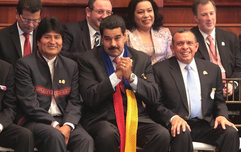 Nicolás Maduro, presidente da Venezuela (ao centro), ao lado de Evo Morales (Bolívia) e Porfirio Lobo (Honduras). O bolivariano disse que quer armar os operários do país | EFE/Palacio Miraflores