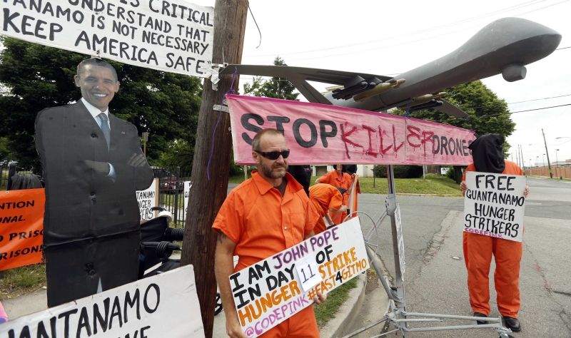 Manifestantes protestam contra drones e a prisão de Guantánamo durante o discurso do presidente norte-americano | Kevin Lamarque/Reuters