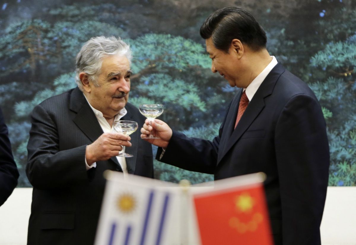 Mujica (à esq.) faz um brinde com o presidente chinês, Xi Jinping | Reuters/Jason Lee