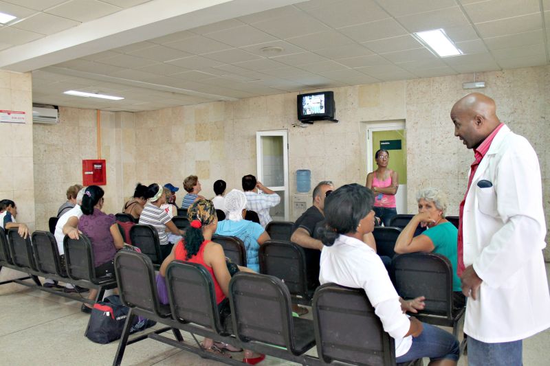Pacientes e familiares em sala de espera no Instituto Nacional de Oncologia e Radiobiologia, em Havana | Célio Martins/Gazeta do Povo