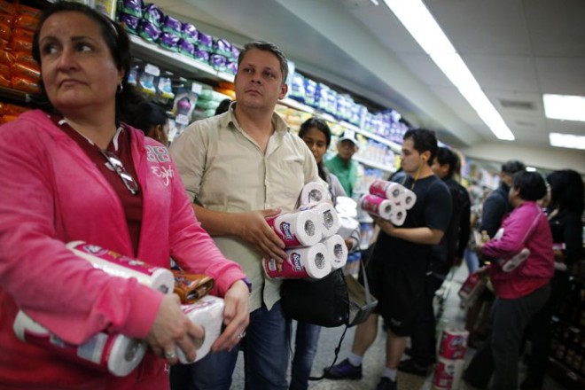 Fila em mercado de Caracas para comprar papel higiênico | Jorge Silva/Reuters