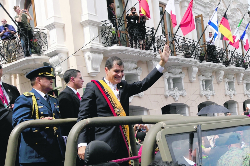 Rafael Correa acena para simpatizantes durante desfile após posse | José Jácome/EFE
