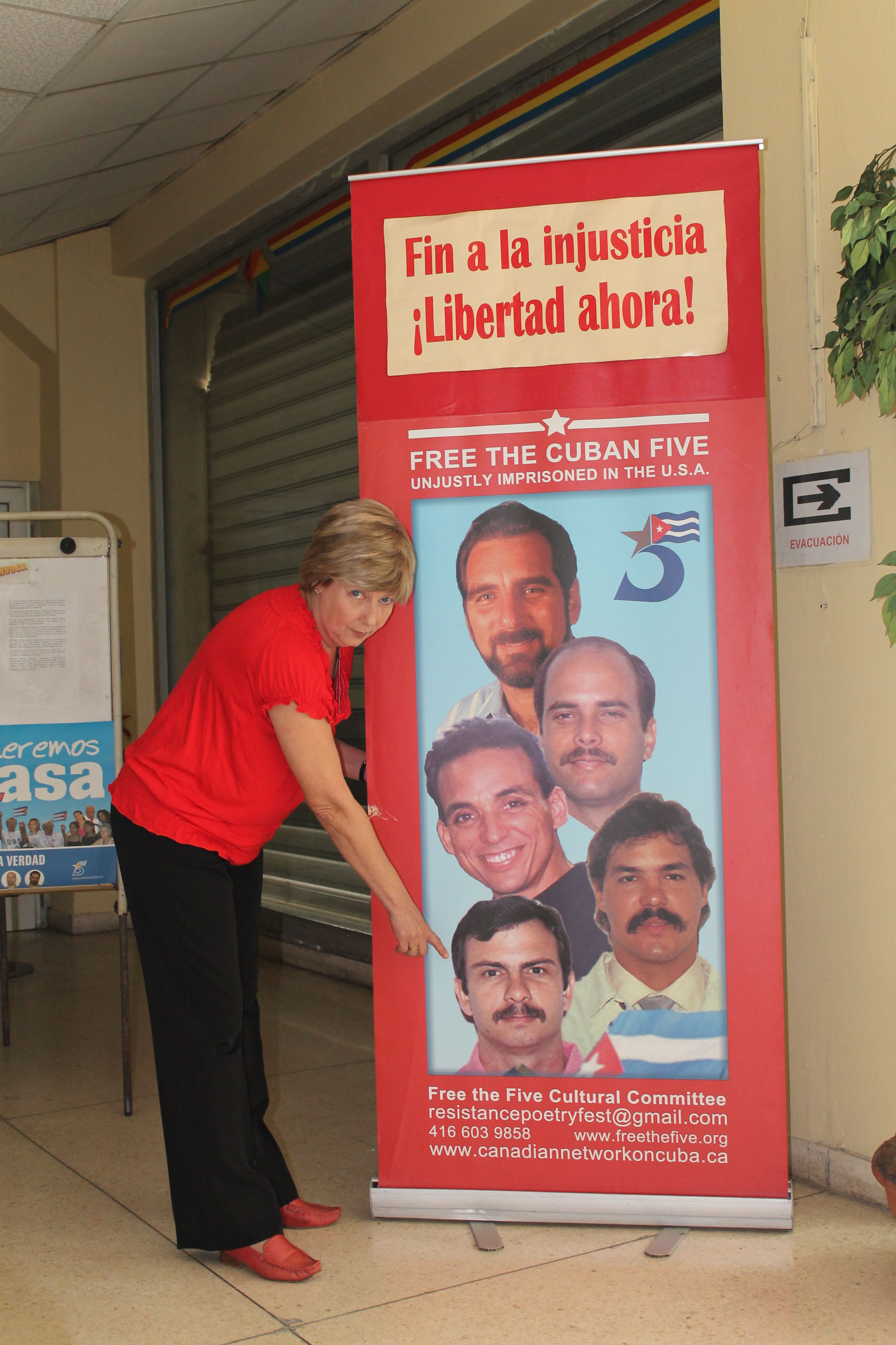 Rosa Aurora Freijanes mostra foto do marido, Fernando Gonzales, preso há 15 anos nos Estados Unidos | Célio Martins/Gazeta do Povo