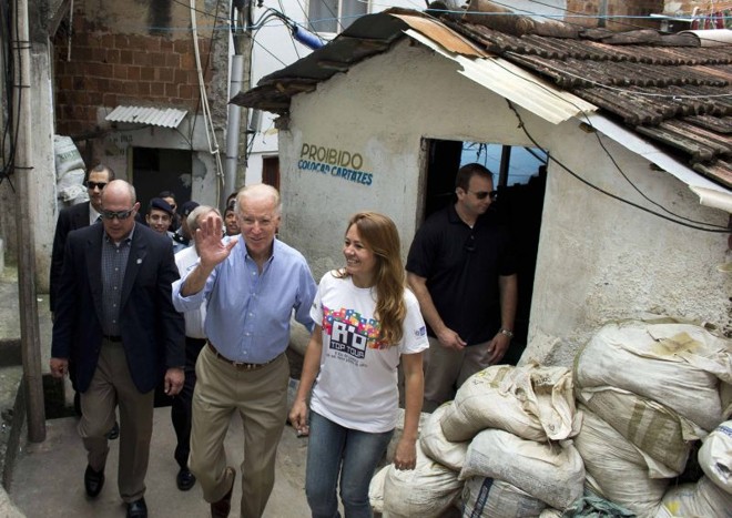 O vice-presidente dos EUA passou 45 minutos na favela de Santa Marta, no Rio, onde conversou com moradores e policiais | Victor R. Caivano/Efe
