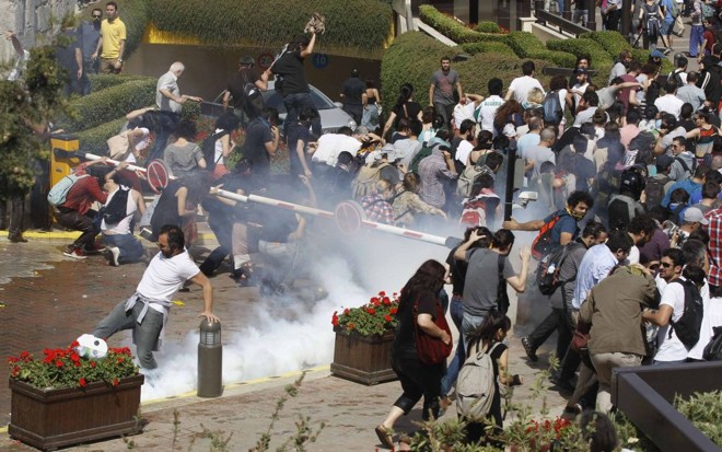 Polícia conteve protesto com gás lacrimogênio e canhões de água | Osman Orsal / Reuters