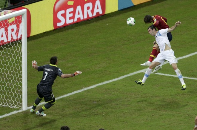 Ramos tenta a cabeçada observado por Muslera |