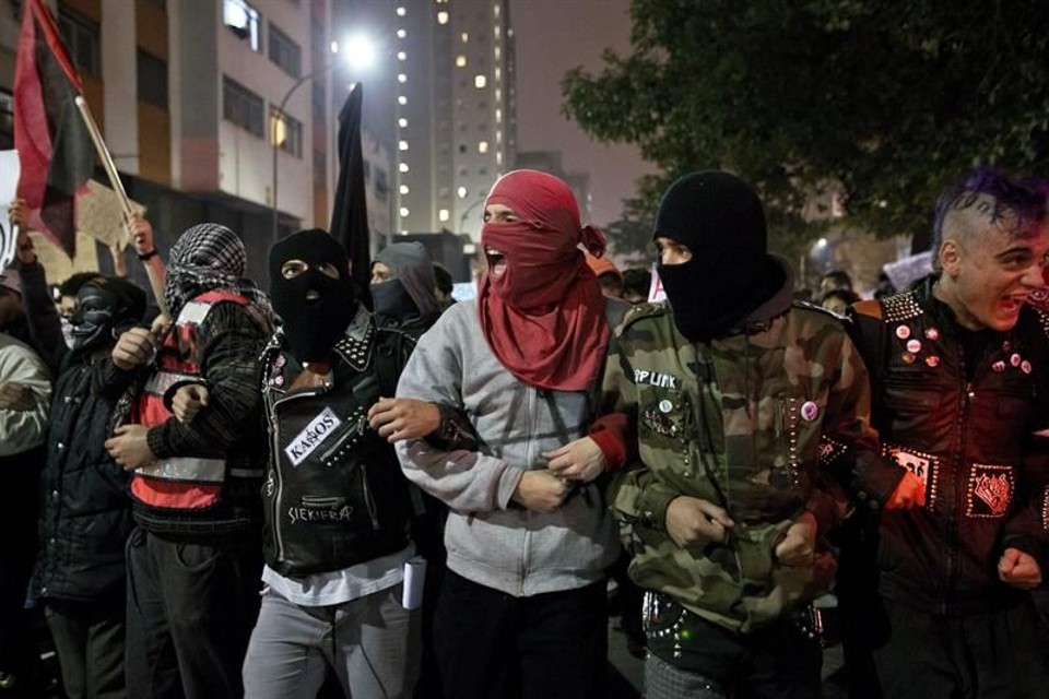 Manifestantes na noite de terça-feira (11) em São Paulo | Sebastião Moreira/EFE