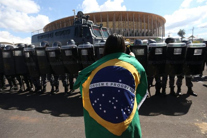Cerca de 1 mil pessoas protestam hoje ao redor do estádio Mané Garrincha, em Brasília, contra a Copa das Confederações |