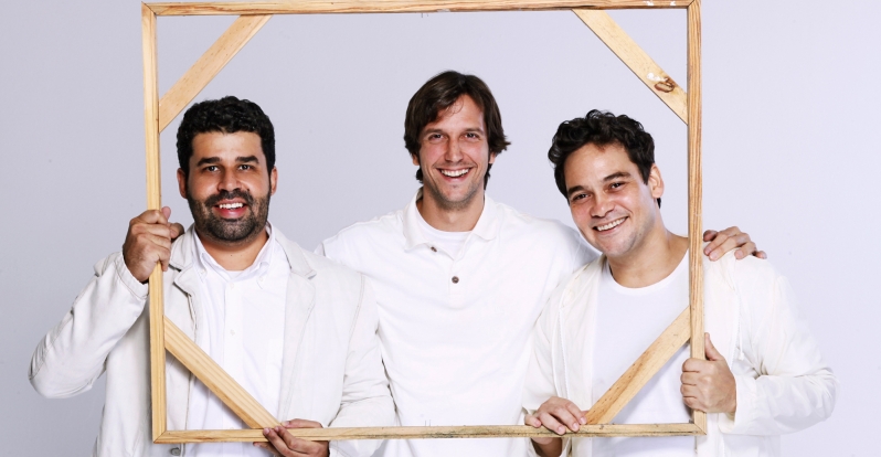 Os atores Marcelo Flores, Vladimir Brichta e Claudio Gabriel: amigos no palco e na vida real | Divulgação