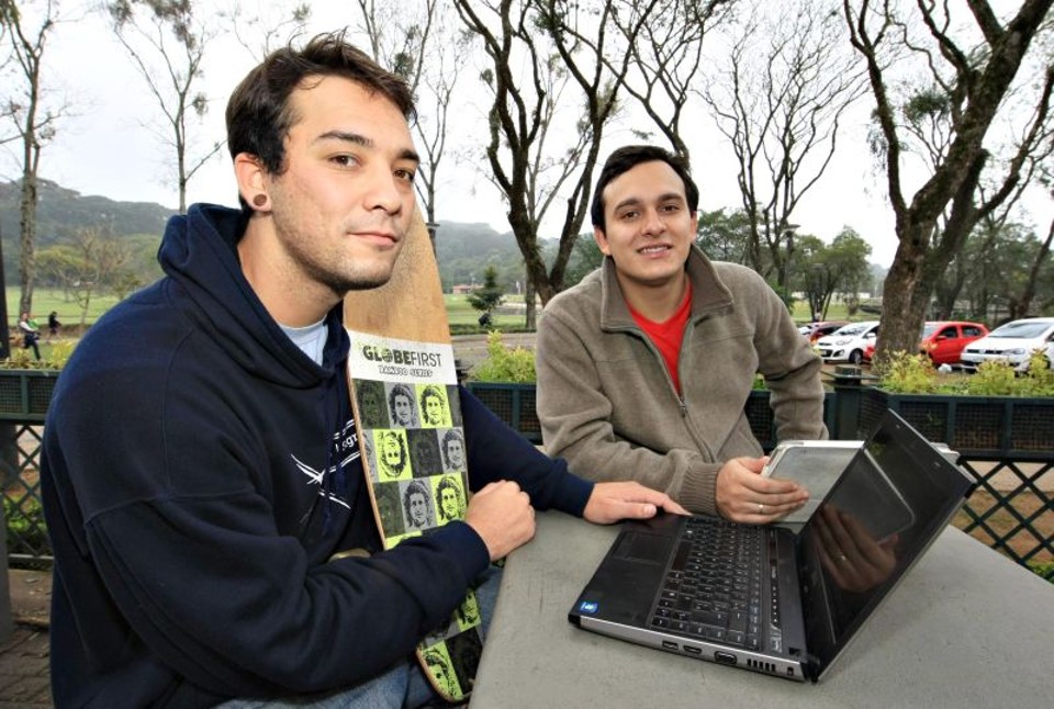 Kenji e Adonis, criadores da empresa: remuneração de 12,5% sobre cada programa comprado e pago pelos clientes | Aniele Nascimento/ Gazeta do Povo