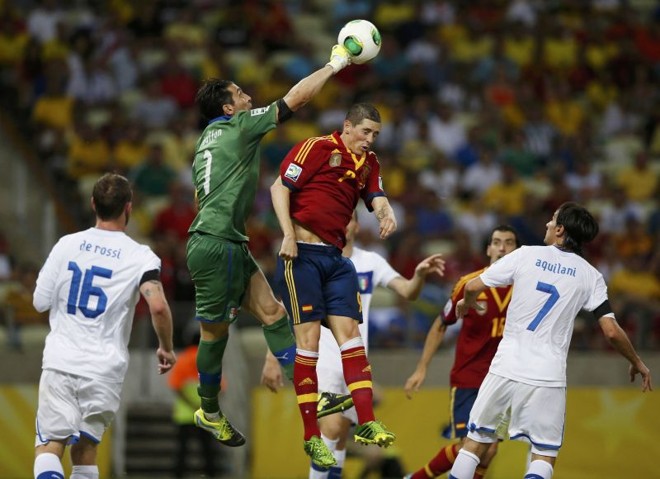 Buffon evita cabeçada de Torres | 