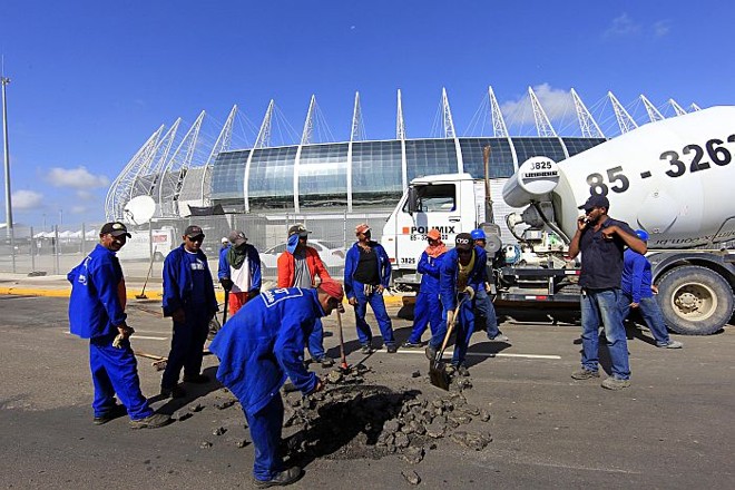 Operários trabalham nos últimos ajustes no Castelão antes do jogo do Brasil, quarta-feira | 
