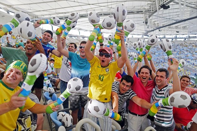 Torcida brasileira está animada na reabertura do Maracanã |