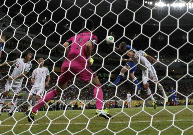 De Rossi marca de cabeça para a Azurra |