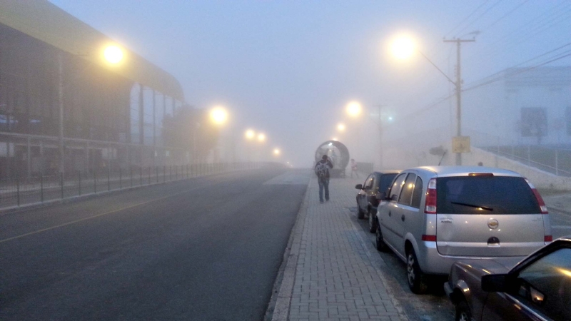 Díficil de ver: visibilidade chegou quase a zero na manhã de ontem na capital | Fabiano Klostermann/ Gazeta do Povo