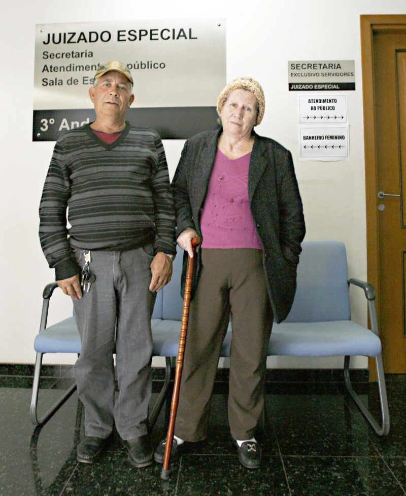 Luiza Bueno, que sofre de diversas doenças, ao lado do marido, Luiz: benefício negado | Josué Teixeira/Gazeta do Povo