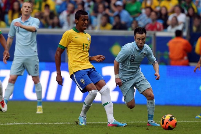 Luiz Gustavo foi vaiado em Porto Alegre pela torcida que pediu por Fernando, do Grêmio |