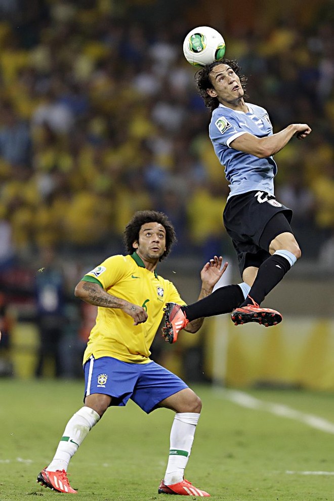Cavani divide bola com o brasileiro Marcelo |