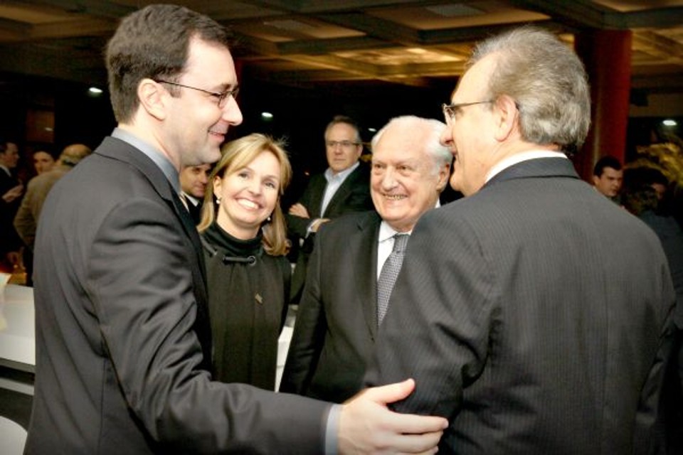 O advogado e professor René Dotti e sua filha Rogéria Dotti (ambos ao fundo) são cumprimentados pelo reitor da Universidade Positivo, José Pio Martins (de costas), e pelo coordenador do curso de Direito, Roberto Di Benedetto (à esq.), na inauguração do Centro de Estudos Professor Dotti da UP, na quinta-feira | Patrícia Lion