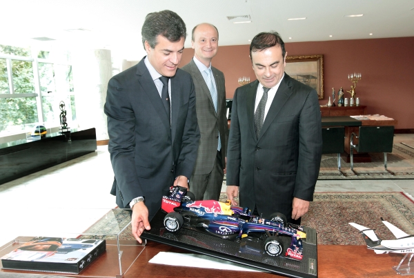 O governador Beto Richa mostra ao CEO mundial da Aliança Renault-Nissan, Carlos Ghosn, a miniatura do Fórmula 1 Renault que decora seu gabinete, no Palácio Iguaçu, antes do almoço ao executivo brasileiro de origem libanesa. Ao fundo, o presidente da Renault do Brasil, Olivier Murguet | Julio César da Costa Souza