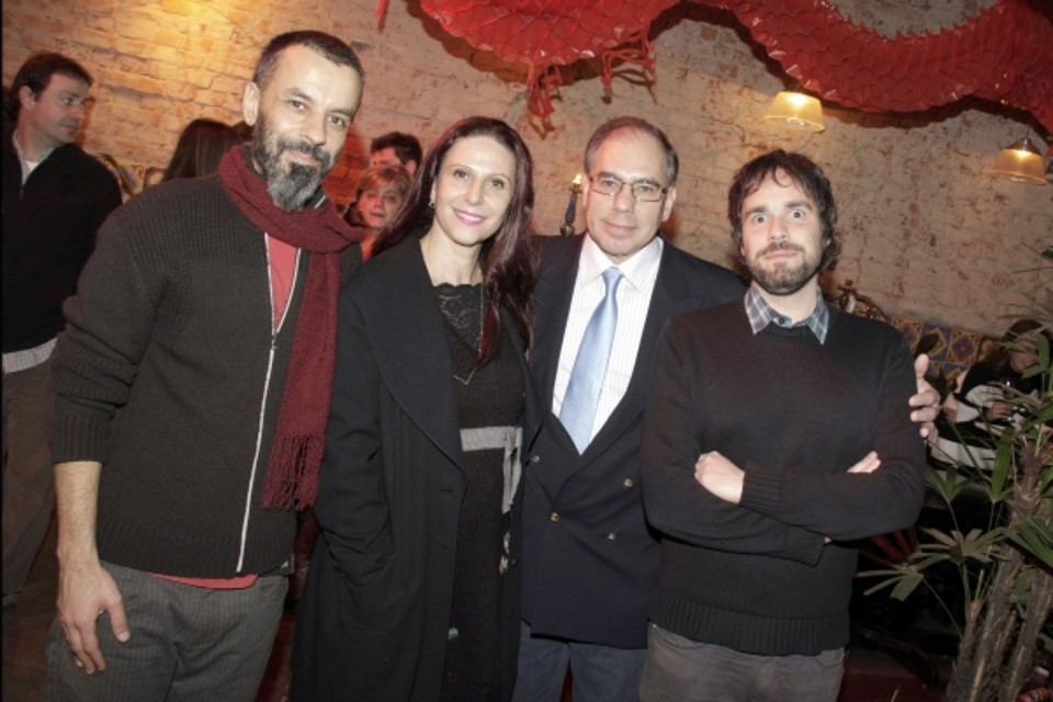 A empresária Denise Remor prestigiou o lançamento do livro Alimentos Orgânicos no Brasil História, Cultura e Gastronomia, escrito por Eduardo Sganzerla (de gravata) e Rafael Moro Martins (à dir.), com imagens do fotógrafo Diego Singh (à esq.), anteontem no restaurante Lagundri. A obra foi patrocinada pela Branco, fabricante de motores, presidida por Denise | Marcos Borges