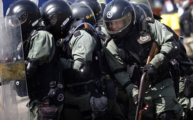 Polícia Militar tenta conter o avanço dos manifestantes em direção ao Castelão | 