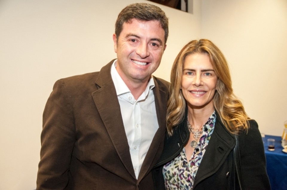 O endocrinologista Fabiano Lago, do spa Estância do Lago, prestigiou o lançamento do novo livro da atriz e escritora Maitê Proença, É duro ser cabra na Etiópia, realizado quinta-feira na UniBrasil. A obra marca o início da carreira de Maitê como editora | Priscilla Fiedler