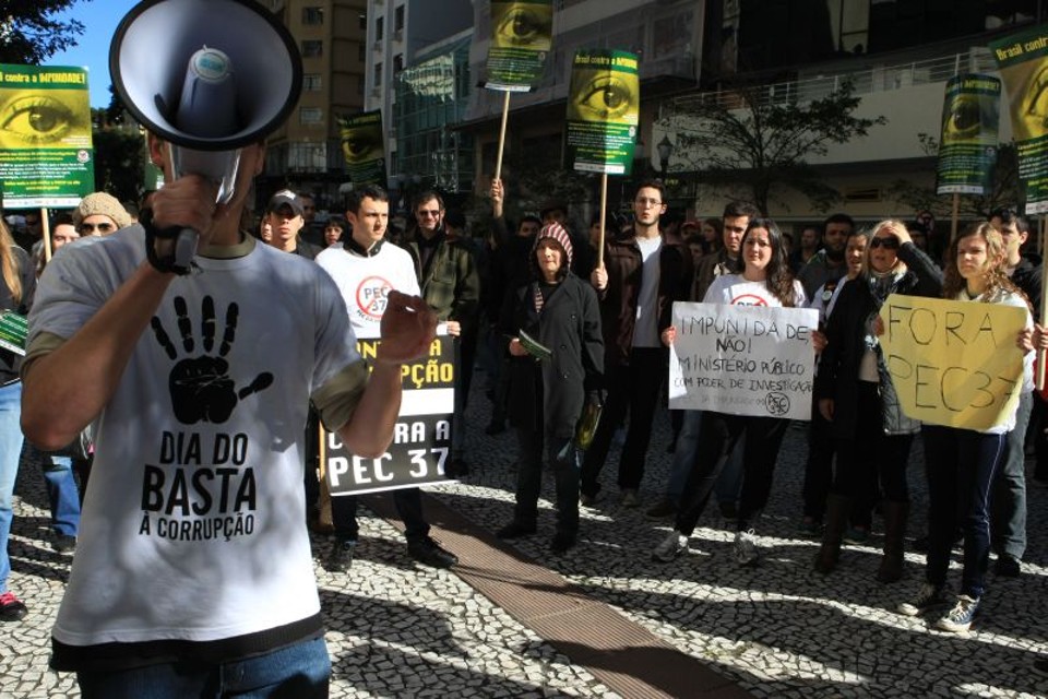 Pequena manifestação no Centro: discussão de propostas | Ivonaldo Alexandre / Gazeta do Povo