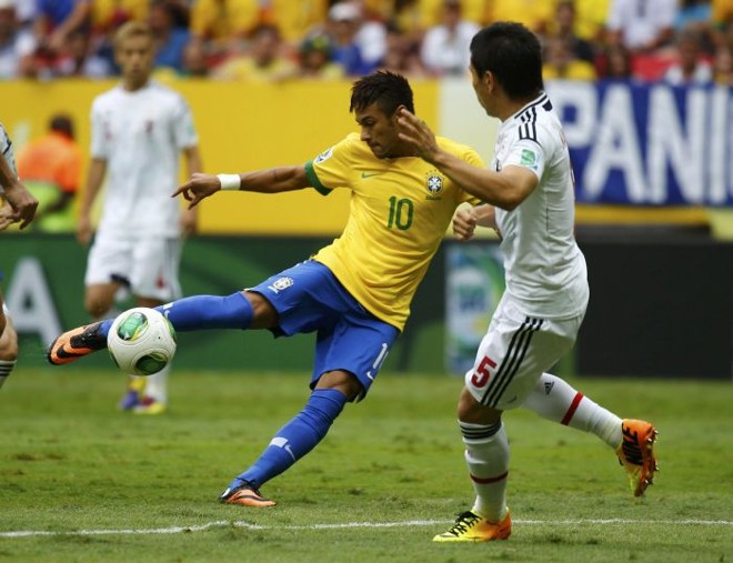 Neymar acertou um belo chute de primeira para abrir o placar | 