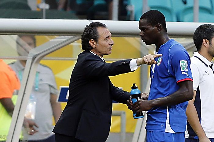 Prandelli orienta Balotelli na derrota da Itália para o Brasil | Albari Rosa / Gazeta do Povo