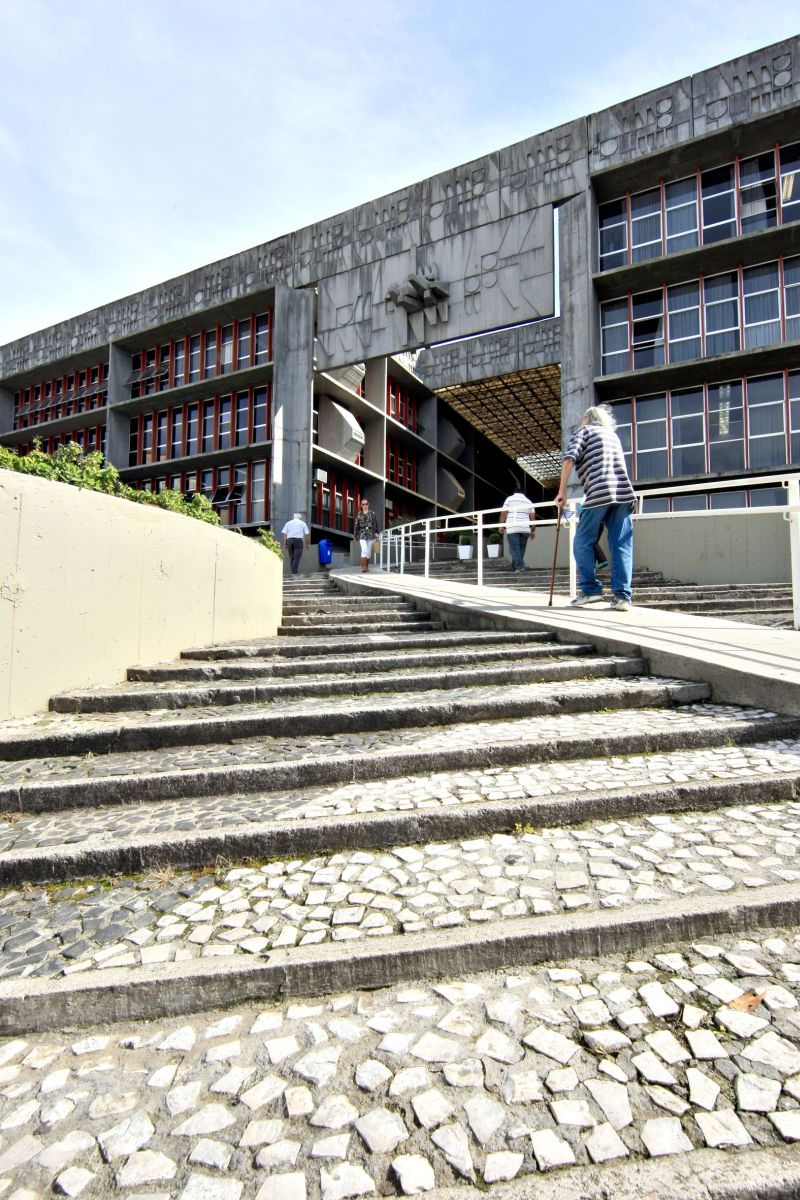 Prédio da Paranaprevidência: aporte de recursos para pagar aposentados e pensionistas em 2014 pode chegar a R$ 5,4 bilhões, mais do que o estado dispõe para investir em obras | Aniele Nascimento/ Gazeta do Povo