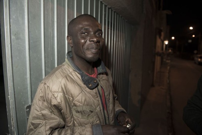 Recém-chegado 1:O professor de ensino básico Jean Robert, de 46 anos, mora numa garagem, com mais seis pessoas, na Vila Três Pinheiros, ocupação no bairro Butiatuvinha, vizinho a Santa Felicidade. Dono de um francês lustroso que atesta seu tempo de sala de aula ele passou pela Bolívia e Peru antes de chegar ao Brasil. Procura uma vaga na construção civil |