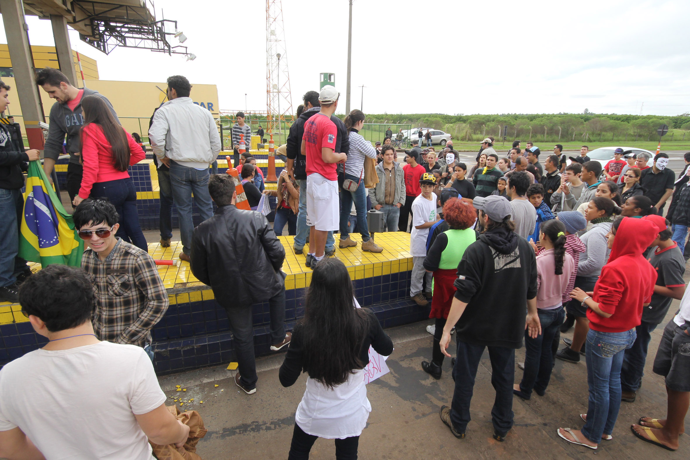 Portando cartazes e máscaras, o grupo reivindicava tarifa de pedágio menor, duplicação da rodovia e transporte intermunicipal mais barato | Divulgação