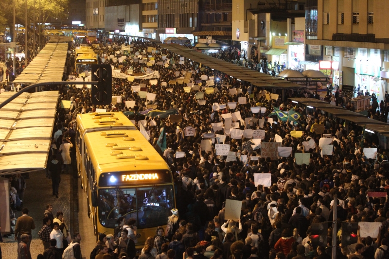 Multidão na Praça Rui Barbosa, em Curitiba: protesto parou o Centro ontem à noite e terminou em conflito no Palácio Iguaçu | Daniel Castellano/Gazeta do Povo