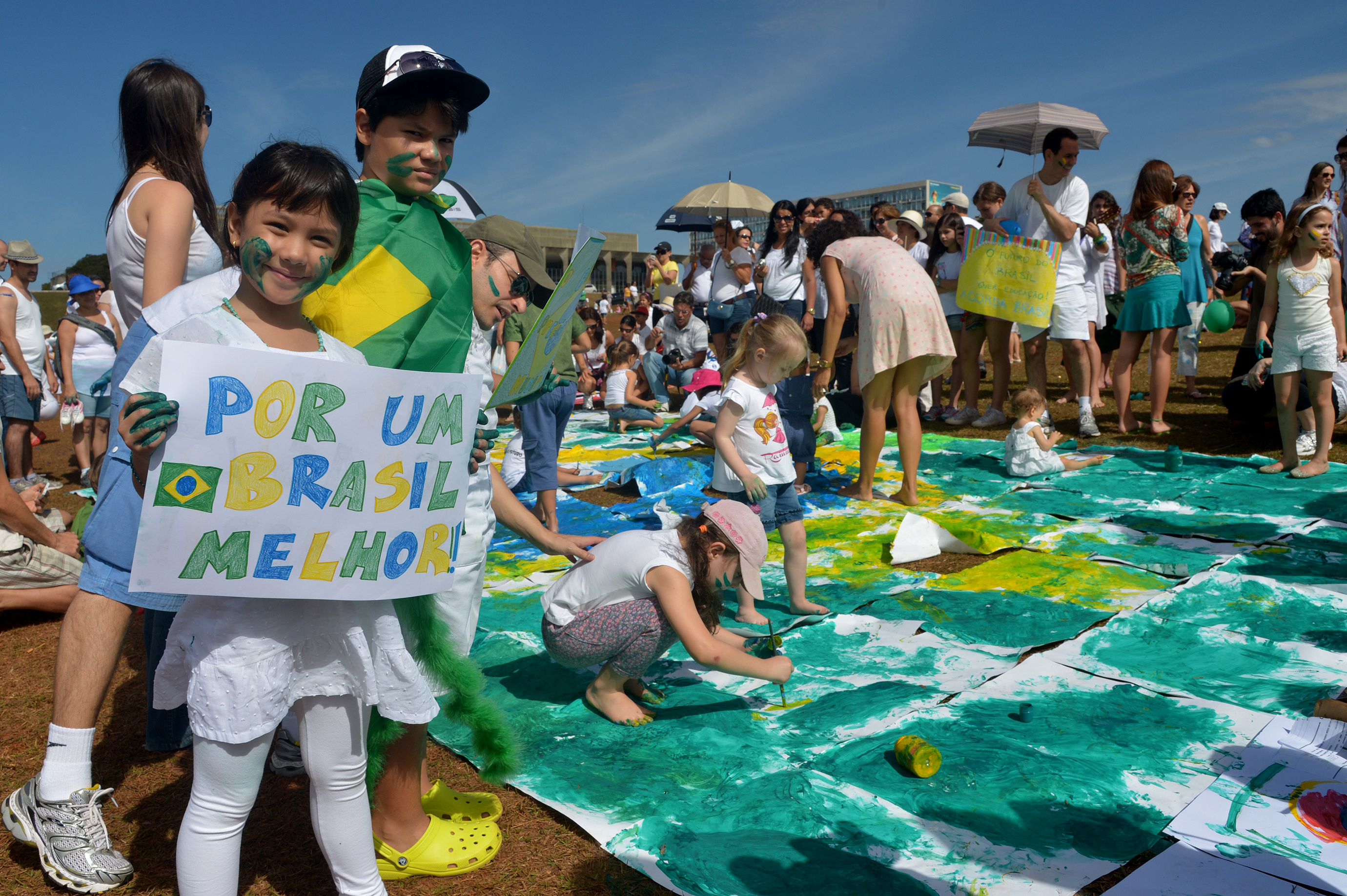 Muitos pais aproveitaram o evento para ensinar aos filhos, na prática, o que são as mobilizações e para que servem | Wilson Dias / Agência Brasil