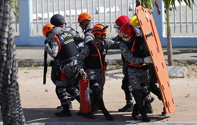 Agentes da Força Nacional socorrem policial ferido no confronto em Fortaleza | 