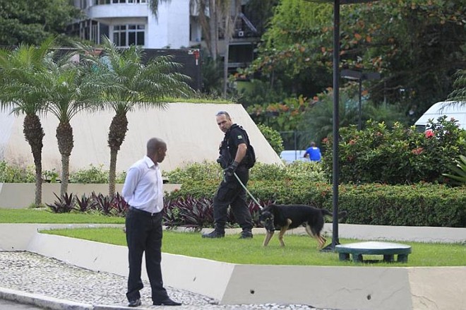 Policiais federais com cães farejadores fazem varredura no hotel antes de a seleção chegar |
