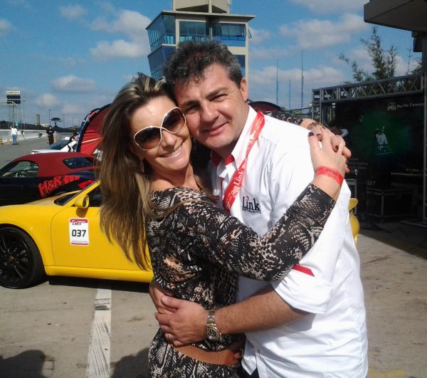 Na primeira edição do GT Premium Day, ontem, no Autódromo Internacional de Curitiba, cerca de 45 carros importados, incluindo Lamborghinis, Ferraris, Porshes e BMWs, foram pilotados por seus donos na competição. Entre os pilotos estava o empresário Silvio Torres e sua esposa, Val Ruon, já em clima de Dia dos Namorados | Divulgação