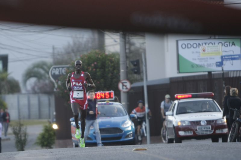 Mark Korir completou a prova com o tempo de 1h05m08s | Henry Milleo / Agência de Notícias Gazeta do Povo