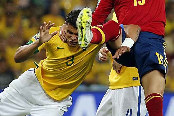 Thiago Silva disputa bola com Sérgio Ramos na conquista da Copa das Confederações | 